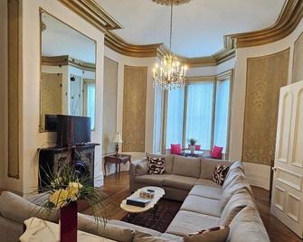 Perfect Location! Perfect Stay! On Grand Allée, Next To Plains Of Abraham - 魁北克市 - 客厅