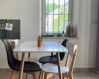 Le Loft PATIO, au coeur du village - 圣雷米普罗旺斯 - 餐厅