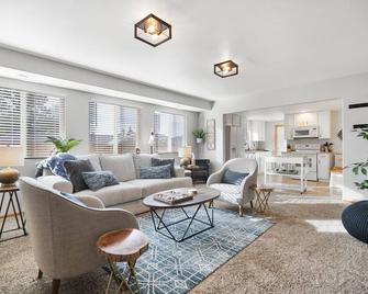 Queen beds | Pet friendly | Mountain Views | Safe - 科罗拉多斯普林斯 - 客厅