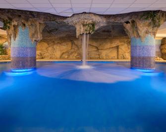 H 精品皇家之星 SPA 酒店 - 罗列特海岸 - 游泳池