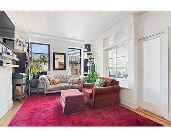 Renovated Cozy 1BR in Park Slope w/ private roof deck! - 布鲁克林 - 客厅
