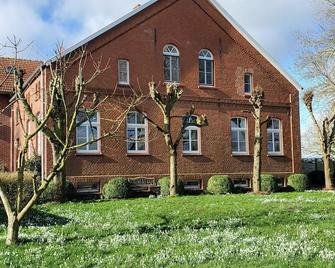 Apartment Bauernstube, shower, toilet, 2 bedrooms - Friesenborg - Ferienwohnung Klein Sande - 欣特 - 建筑