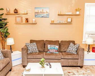 2-story home near downtown & beach with private pool, patio, grill - 大西洋城 - 客厅