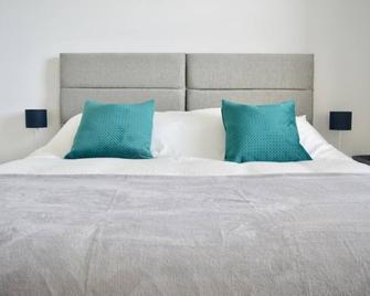 Modern Home Close To Town Free Parking, - 托基 - 睡房