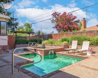 Charming East Sac Retreat Csu - 萨克拉门托 - 游泳池