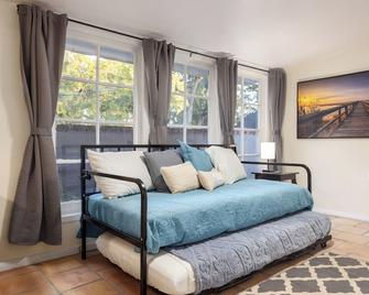 Historic Carriage House Downtown 2 bedroom 1 bath - 奥卡拉 - 客厅