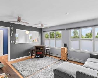 Cozy Anchorage Retreat 7 mins From Airport - 安克雷奇 - 客厅