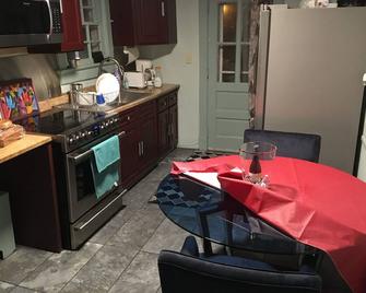 Cozy Three Bedrooms, One Bath And Kitchen - 埃伦维尔 - 厨房