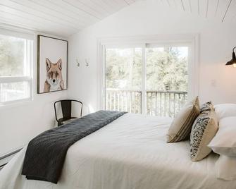 Bitter Lakefront Cottage Family & Romantic Getaway - 哈利伯顿 - 睡房