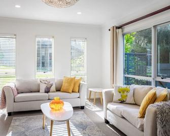 5-Bedroom Gem | Parking | Sandringham-Mount Eden - 奥克兰 - 客厅