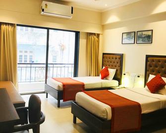 孟买西端酒店 - 孟买 - 睡房