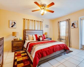#4 Heated Pool, Large Yard, 2BR+sunroom/office - 劳德代尔堡 - 睡房