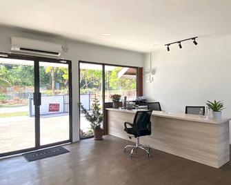 OYO 90818 Cemara Puri度假村＆spa - 关丹 - 柜台