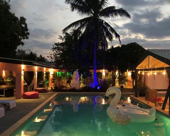 THUISHAVEN boutique mini-resort - fantastic garden and large pool - adults only - 威廉斯塔德 - 游泳池