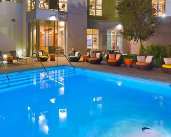 Stylish Apartments in San Diego East Village - 圣地亚哥 - 游泳池