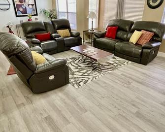 Cozy, Chic Lake View Home - 凤凰城 - 客厅