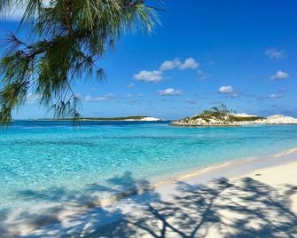 Luxury 5BR,4 Bath. Oceanfront Home with dock in Staniel Cay - 史坦尼尔礁 - 海滩
