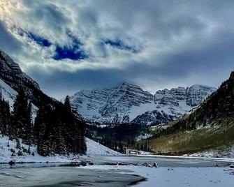 Aspen Ski in - Ski out Resort. Around town transportation included. - 阿斯潘 - 住宿设施
