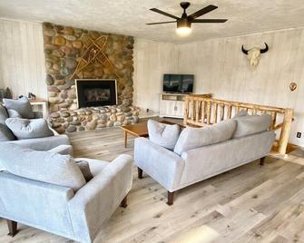House In The Woods - 20 Min To Ynp - Big Springs - 客厅