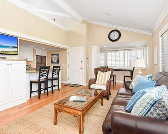 1 Bedroom Apartment at an Oceanfront Location n 60th St - 纽波特海滩 - 客厅