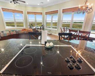 Waterfront Home with dock, sleeps 10 - 贝圣路易斯 - 餐厅