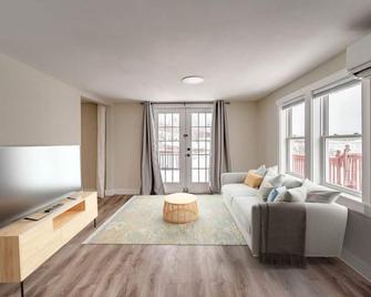Waterfront House near Pomquet Beach- 2 bedrooms, Pet-Friendly - 安蒂戈尼什 - 客厅