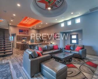 Modern Gasoline Alley w/Hot Tub & 3 King Beds - 阿尔伯克基 - 客厅