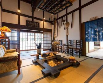 An old private house with a hearth whole house rental / Tohaku-gun Tottori - 汤梨滨町 - 客厅