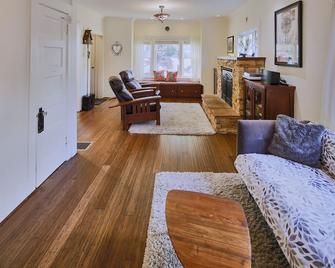 Fantastic Bungalow with Hot tub, Decks, Close to everything, modern and clean - 波特兰 - 客厅