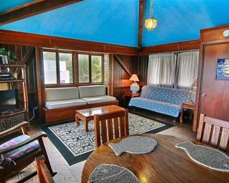 BEACHFRONT! So close to the ocean you can feel the sea spray! - 基拉韦厄 - 客厅