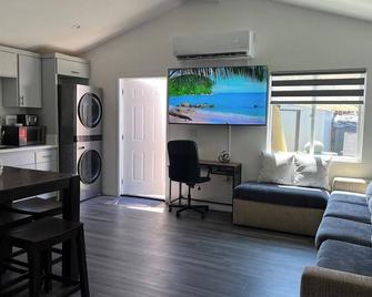 New, cozy unit with Private outdoor area Fire Pit - 加迪纳市 - 客厅