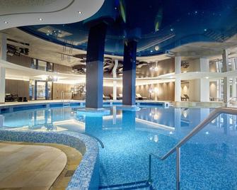 库尔梅高山酒店 - 您的山区绿洲 - 塞费尔德 - 游泳池