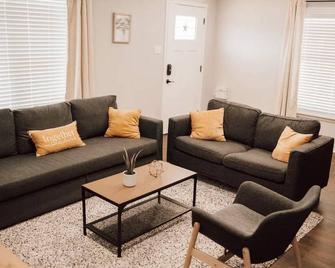 Cozy and Charming Home: A Hidden Gem Awaits! - 圣安东尼奥 - 客厅
