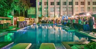 巴内斯瓦尔印度斯坦布酒店 - 布巴内斯瓦尔 - 游泳池