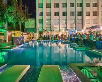 巴内斯瓦尔印度斯坦布酒店 - 布巴内斯瓦尔 - 游泳池