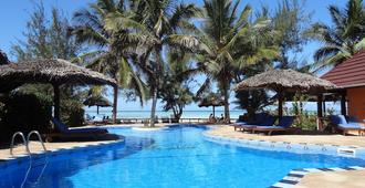 马拉尼海滩小屋酒店 - 南威 - 游泳池