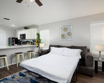 Cozy & Roomy 4 Bd/2.5 Ba Entire Houselackland Afb/Seaworld/Riverwalk/The Alamo/ - 圣安东尼奥 - 睡房