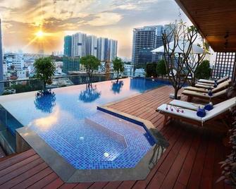 新纪元酒店 - 胡志明市 - 游泳池