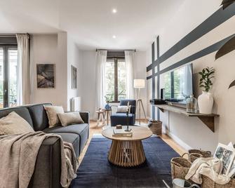 Sebastiano - 3 bedrooms and balcony in Almagro - 马德里 - 客厅