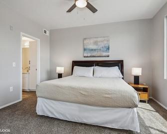 Pure Suites Ascent 2 Bed Gym Pool Cabana in Phoenix - 斯科茨 - 睡房