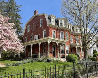 2 Story Queen Suite at the Brickhouse Inn Bed & Breakfast - 盖茨堡 - 建筑