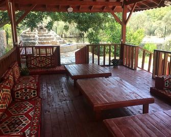 松树公寓酒店 - 马尔马里斯 - 阳台