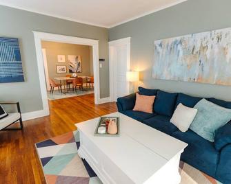 Historic Revival 2br Midtown Memphis Free Parking Fast Wifi Free Parking Yes Pets - 孟菲斯 - 客厅