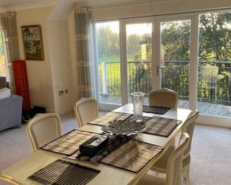 Top Floor En-suite Double Bedrooms With Great View Of Windsor Castle & Free Parking - 温莎 - 餐厅