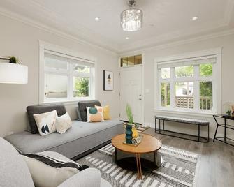 Spacious 5-Bedroom Home in Convenient Vancouver Location - 温哥华 - 客厅