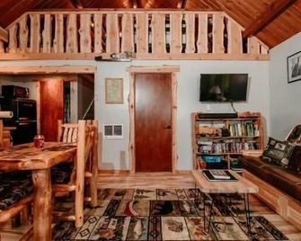 Elk Track Cabin, a Secluded 2-bedroom cabin with WiFi, AC in serene Randle - Randle - 客厅