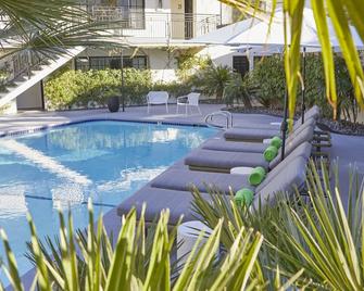 Descanso Resort, A Men's Resort - 棕榈泉 - 游泳池