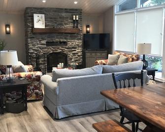 Gorgeous Brand Waterfront Cottage on Kushog Lake - Whitney - 客厅