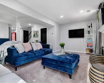 Entire Cozy 3 Bedroom Luxe Getaway near DC! - 海厄茨维尔 - 客厅