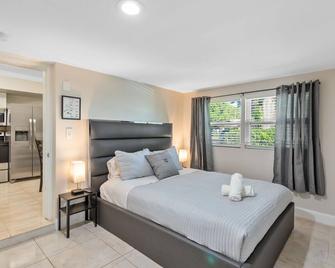 Renovated Pink House Near The Cruise & Airport - By Avi - 劳德代尔堡 - 睡房